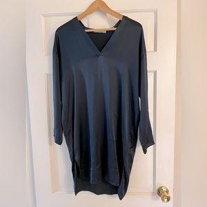 Vince, navy blue, silk, long tunic. Size XS. V-neck, slits at bottom.